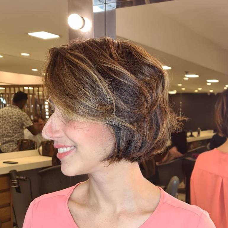 cabelo curto com luzes discretas