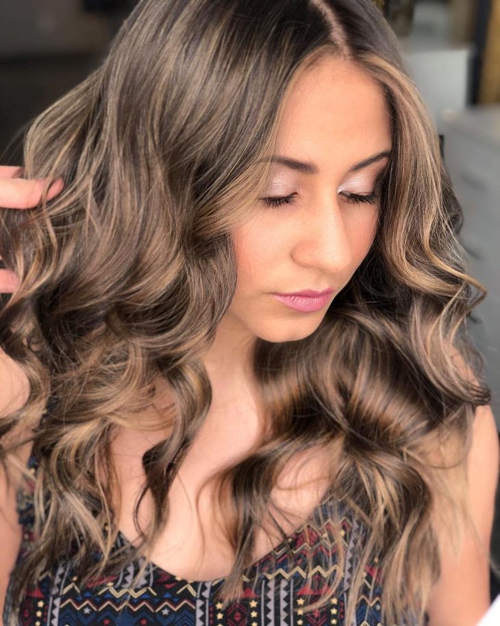 cabelo castanho iluminado