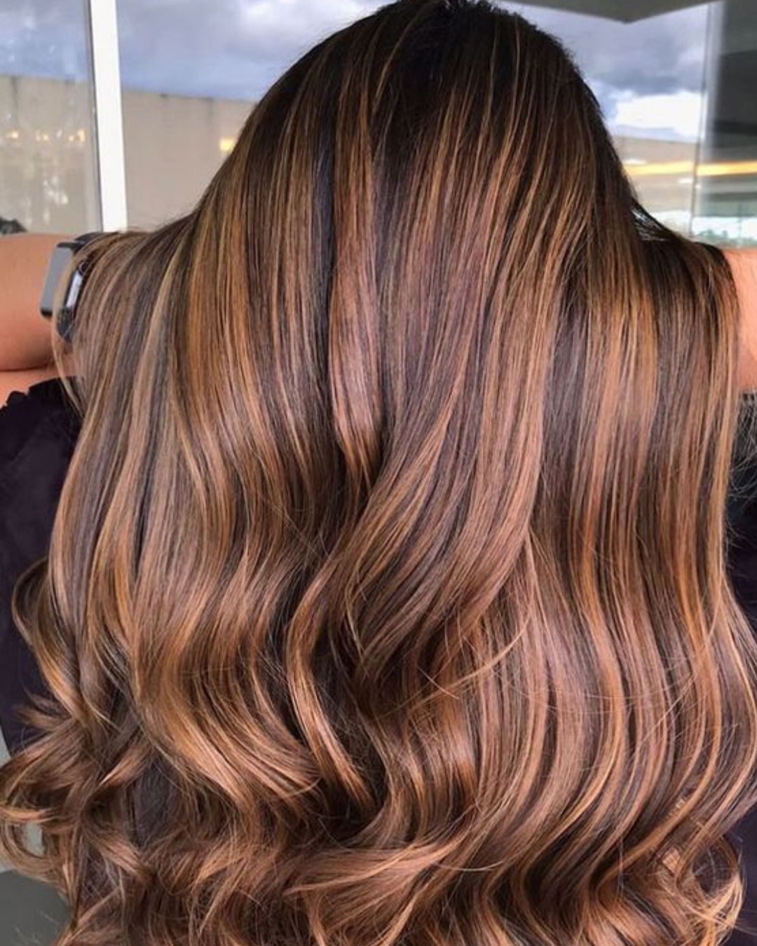 cabelo castanho iluminado