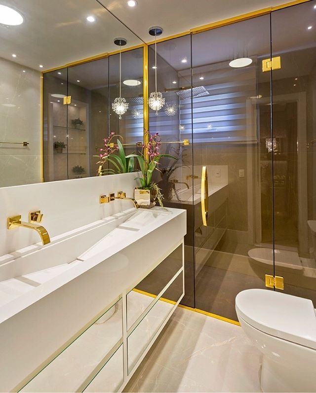 banheiro com detalhes em dourado 1