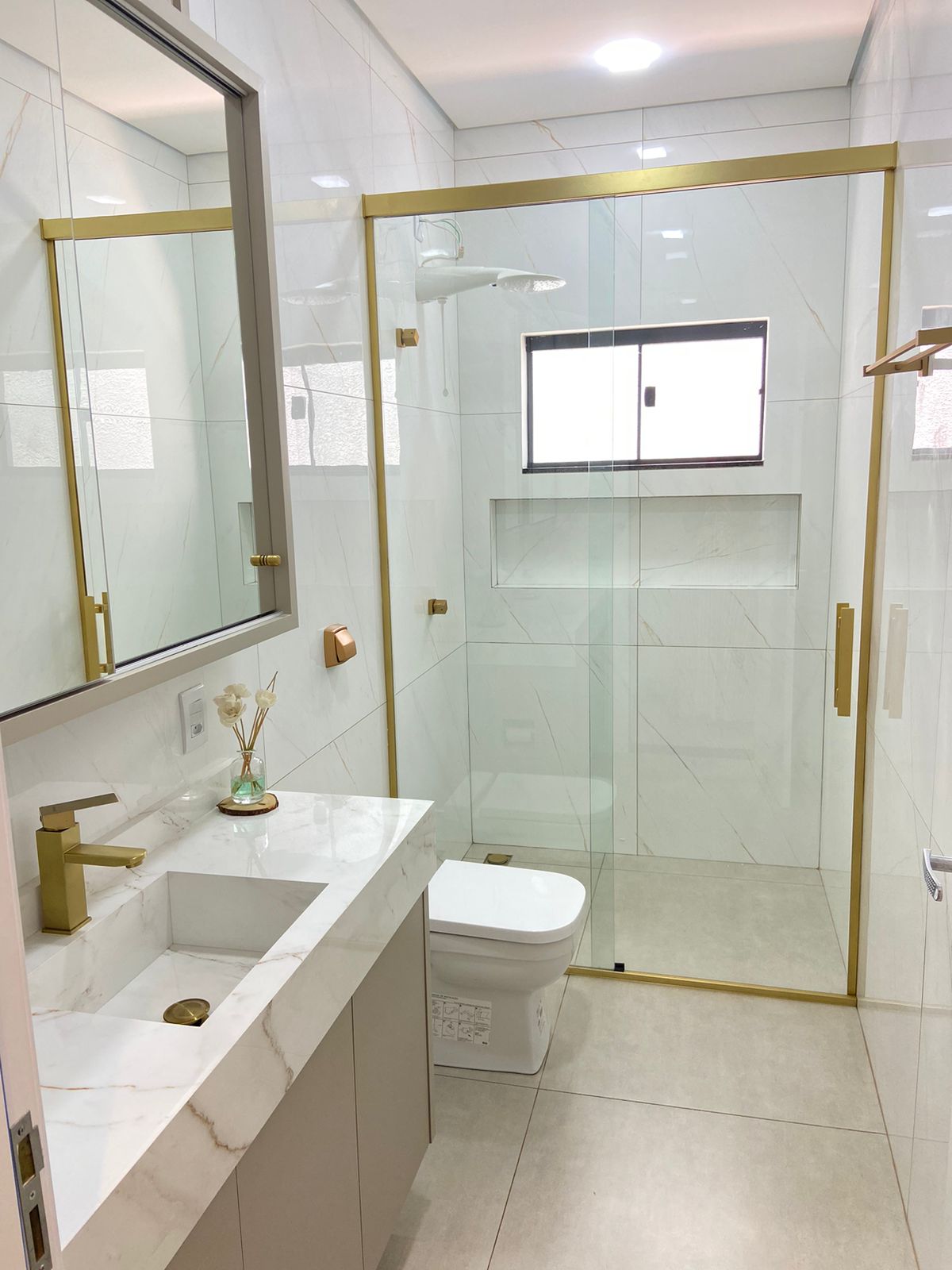banheiro com detalhes em dourado 2