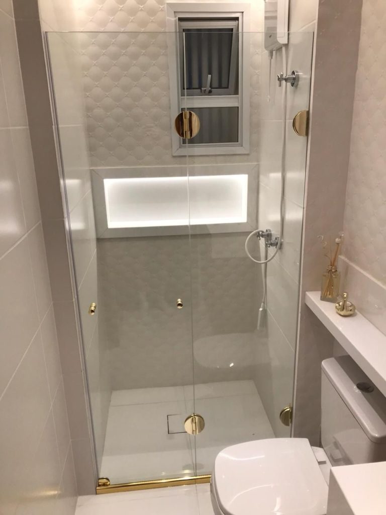 banheiro com detalhes em dourado 3