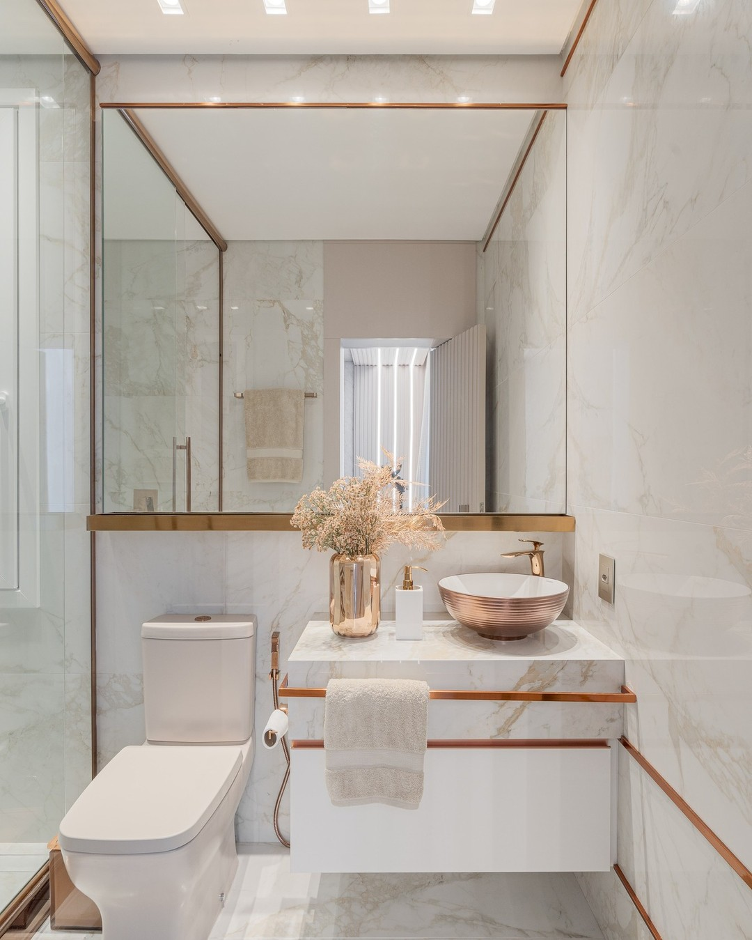 banheiro com detalhes em dourado 5