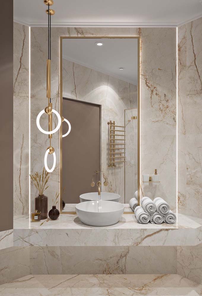 banheiro com detalhes em dourado 7