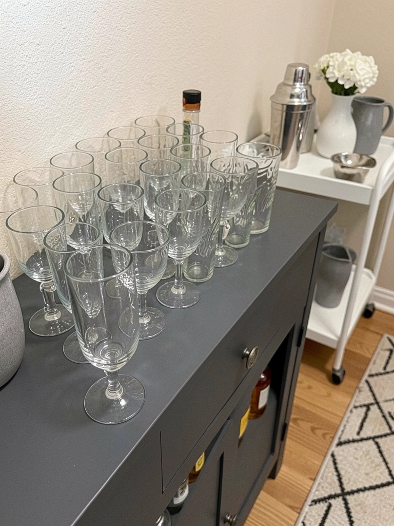 Taças de vinho e copos highball alinhados sobre uma superfície.