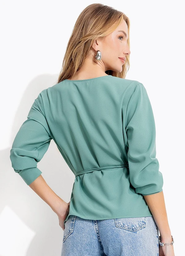 blusa verde esmeralda com calça jeans