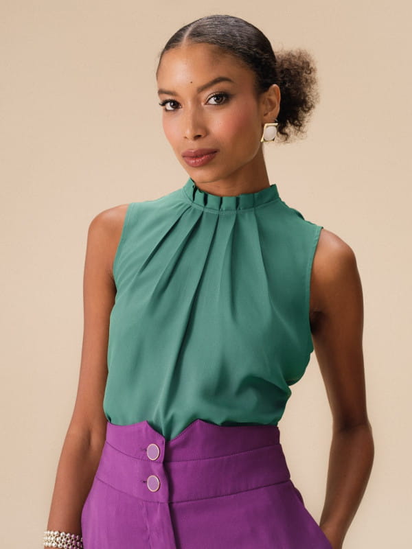 calça verde combina com blusa preta