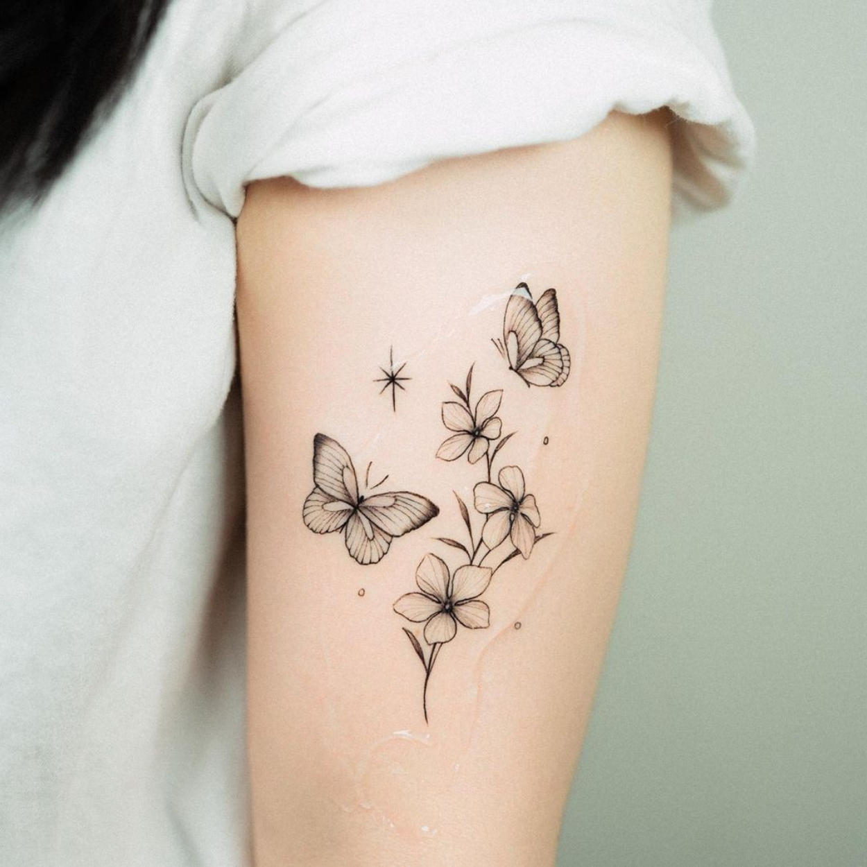 tatuagem borboleta com flores