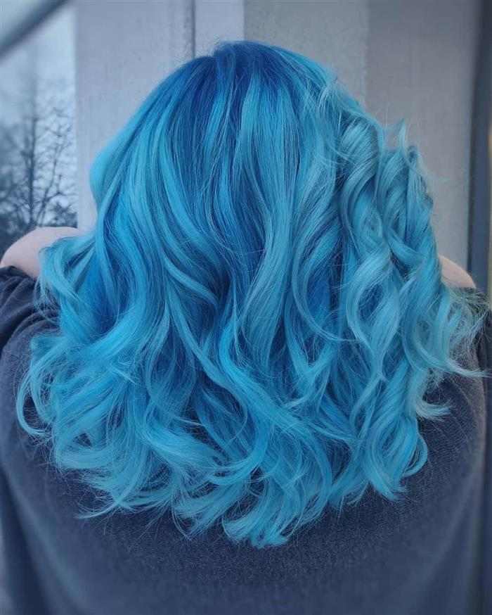 cabelo azul elétrico