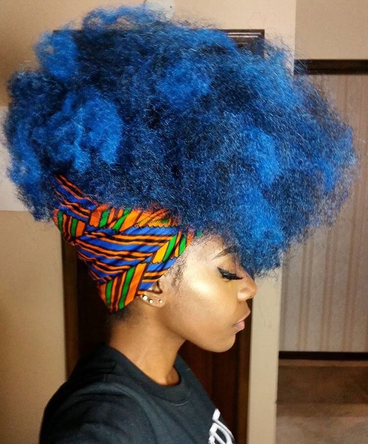 cabelo azul com mechas