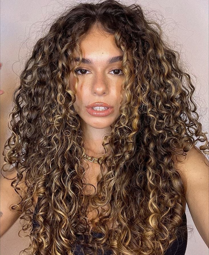 cabelo cacheado com mechas loiras