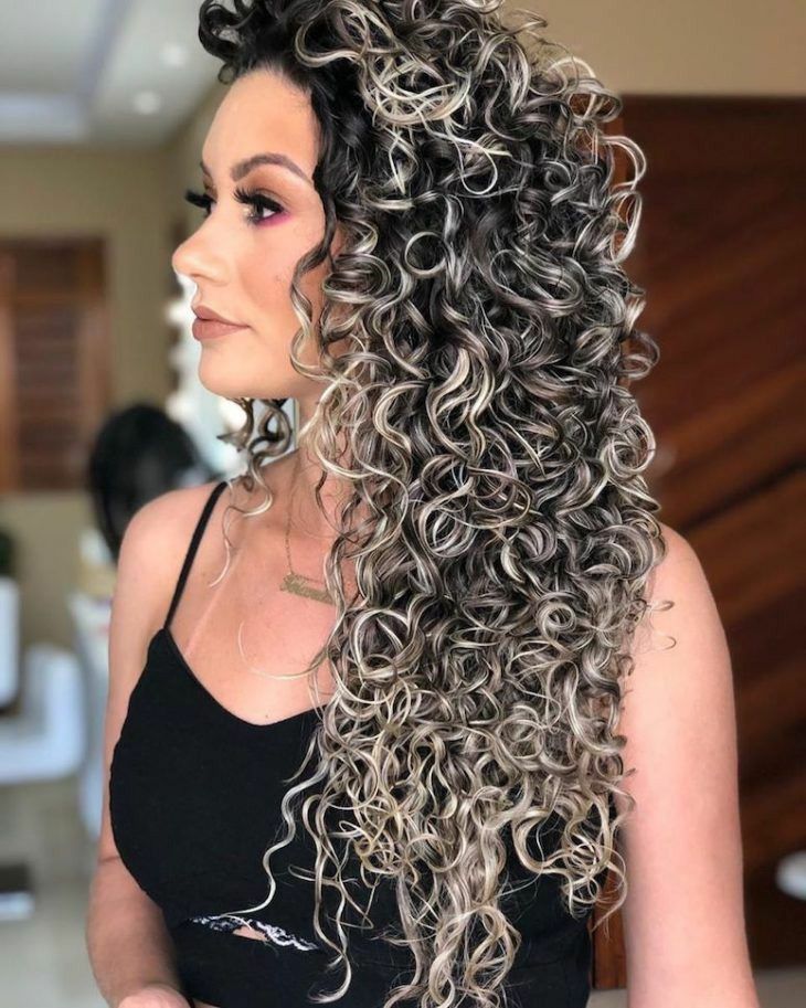 luzes em cabelo crespo