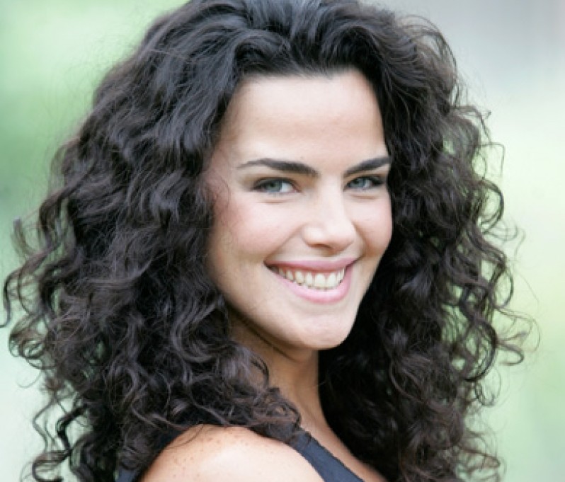 cabelo cacheado com mechas loiras