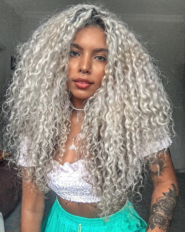 cabelo cacheado com luzes sem química