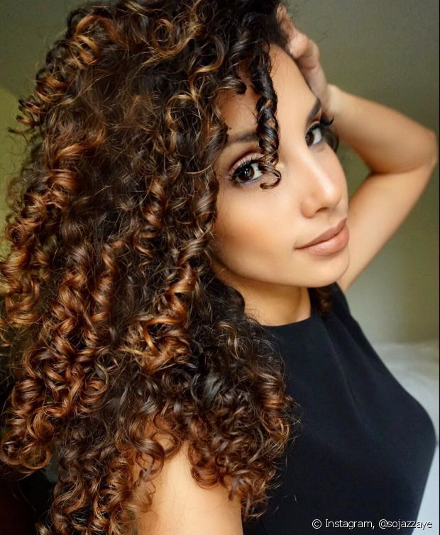 luzes mel em cabelo cacheado