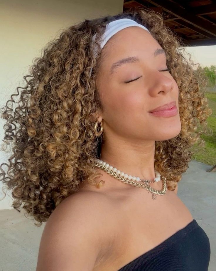 cabelo cacheado com luzes honey