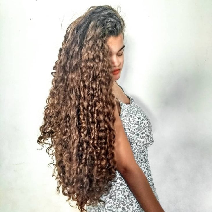 luzes mel em cabelo cacheado