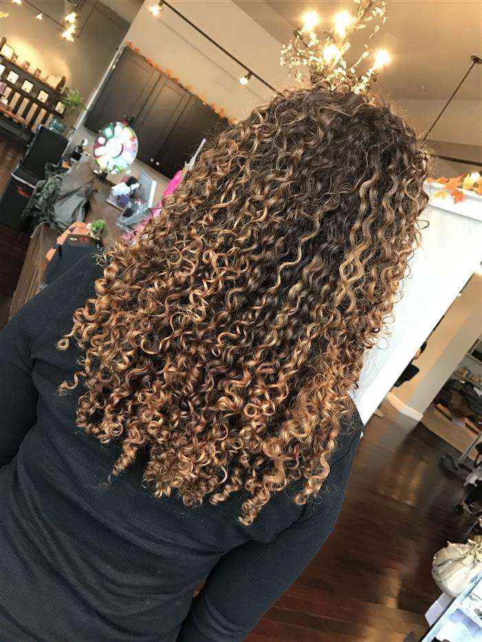 balayage mel em cabelo cacheado