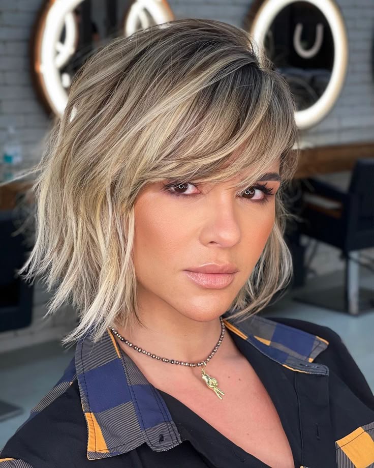 cabelo curto com franja lateral