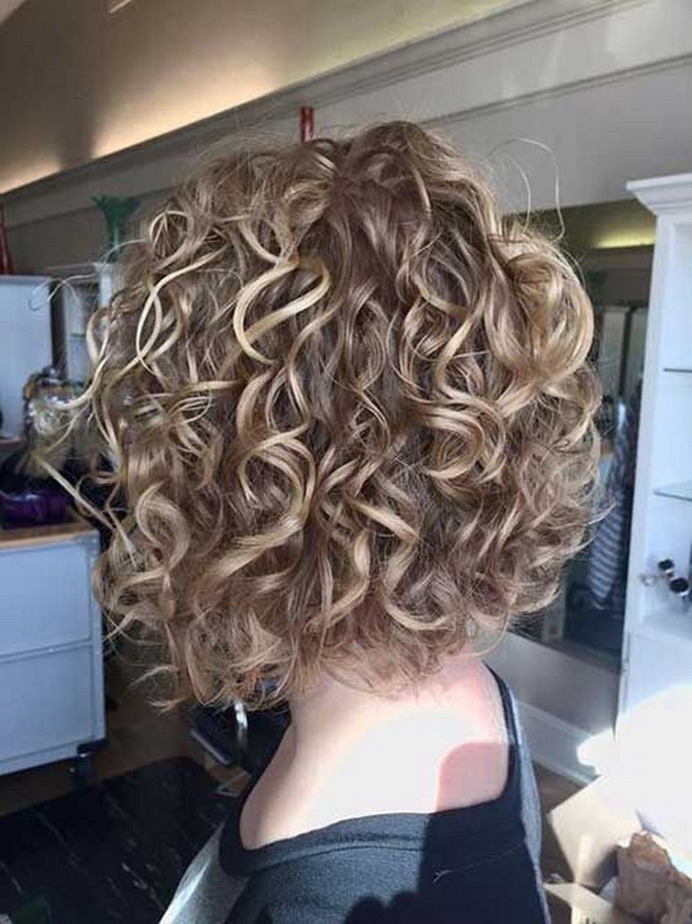 cabelo curto e cacheado rosto oval