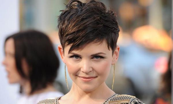 cabelo curto e liso rosto oval
