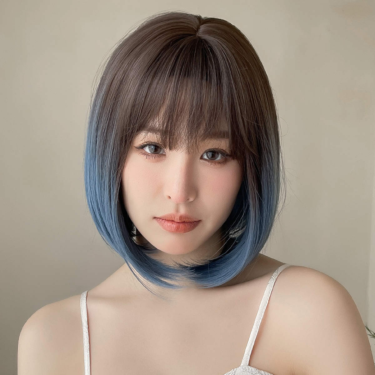 cabelo médio com franja para rosto redondo