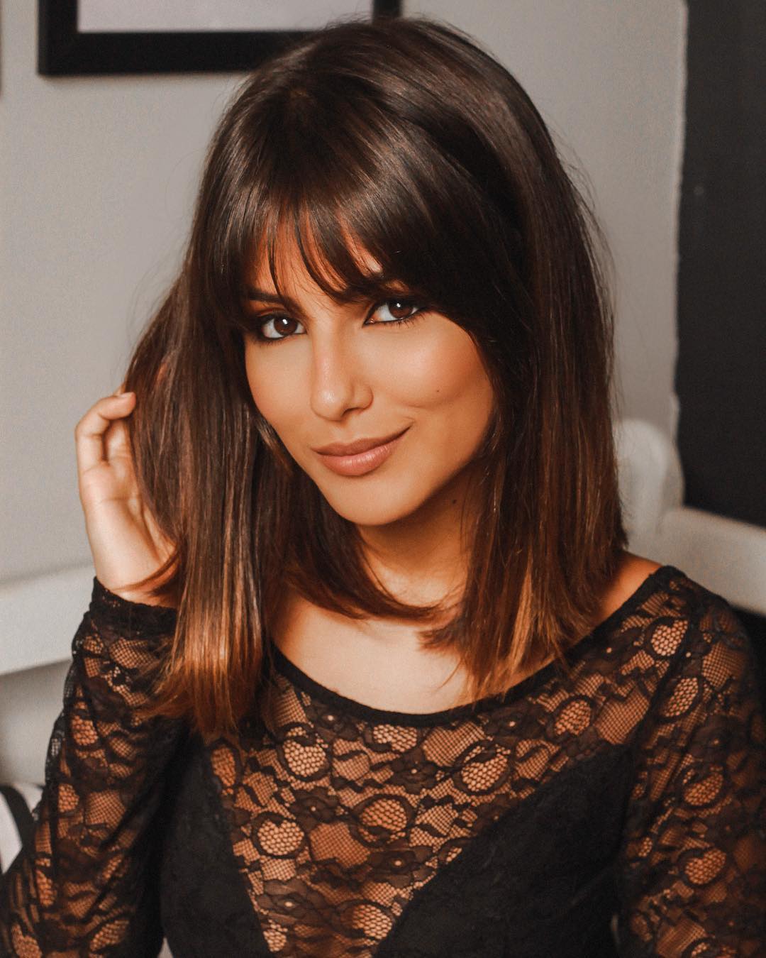 cabelo médio com franja para rosto oval