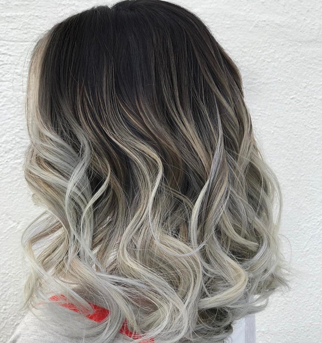 luzes platinadas em cabelo preto