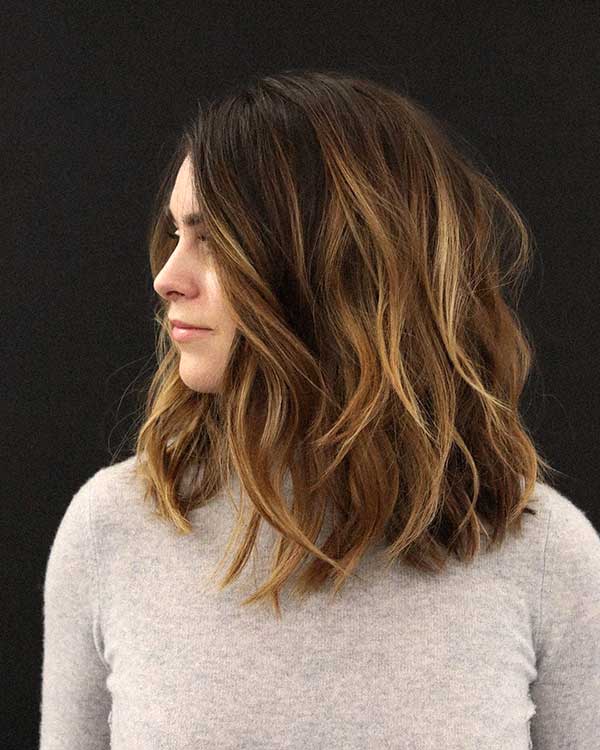 cabelo repicado na altura dos ombros