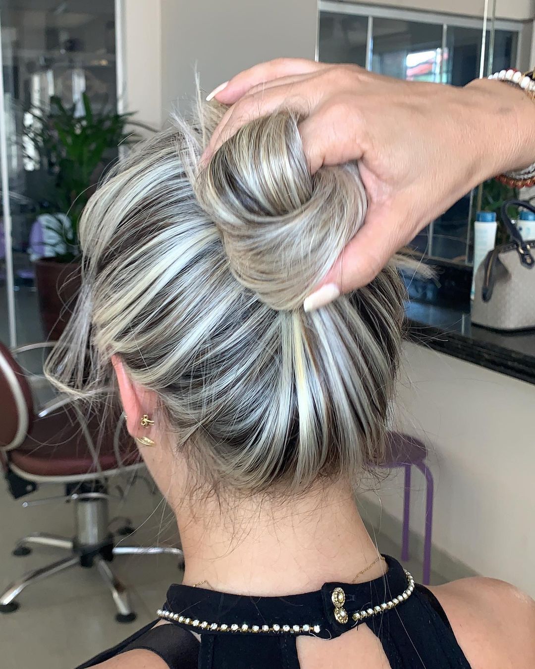 mechas em cabelo grisalho