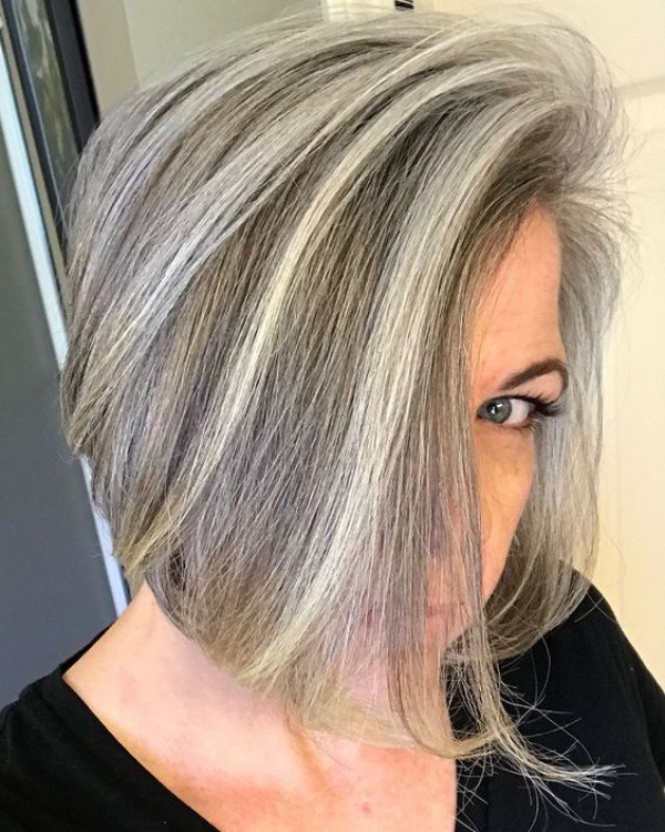 cabelo grisalho com mechas loiras