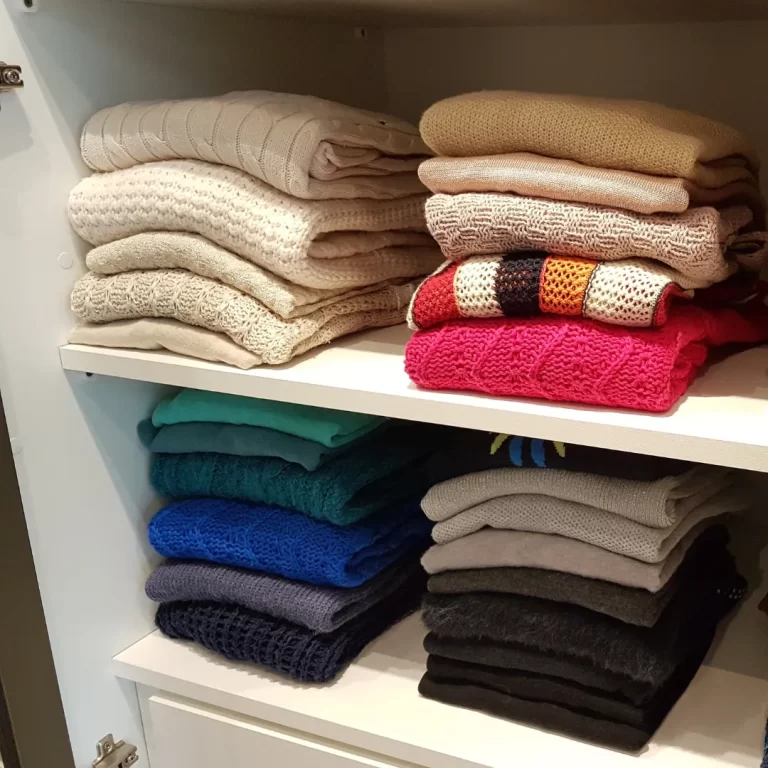 caixa para organizar roupas em closet apertado