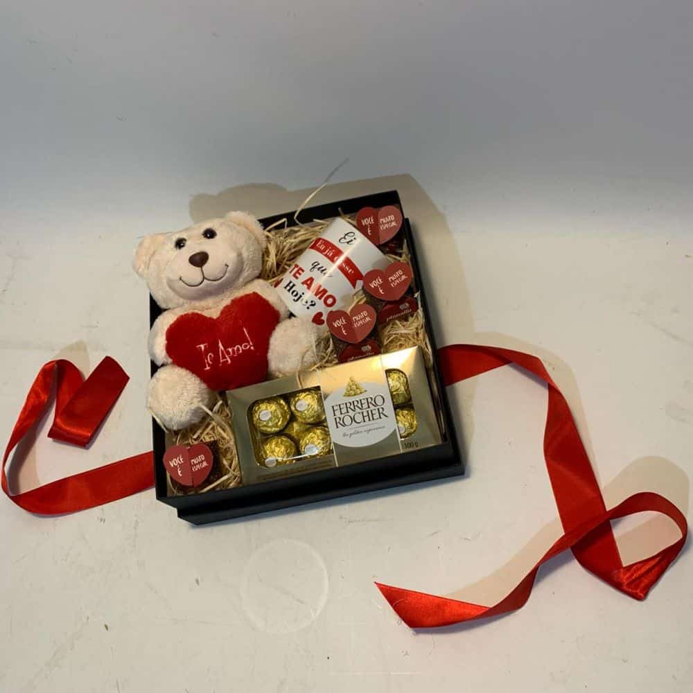 caixa com fotos e doces