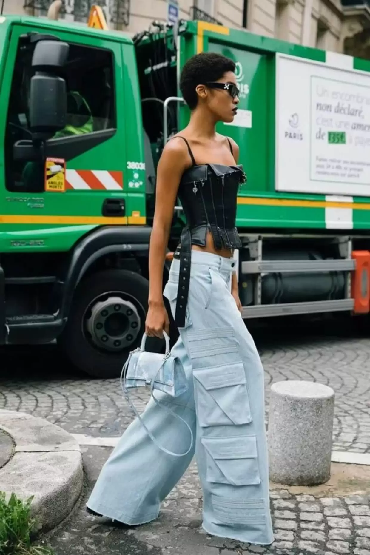 calça jeans cargo larga