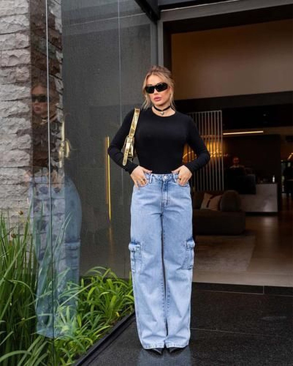 calça jeans cargo cintura alta