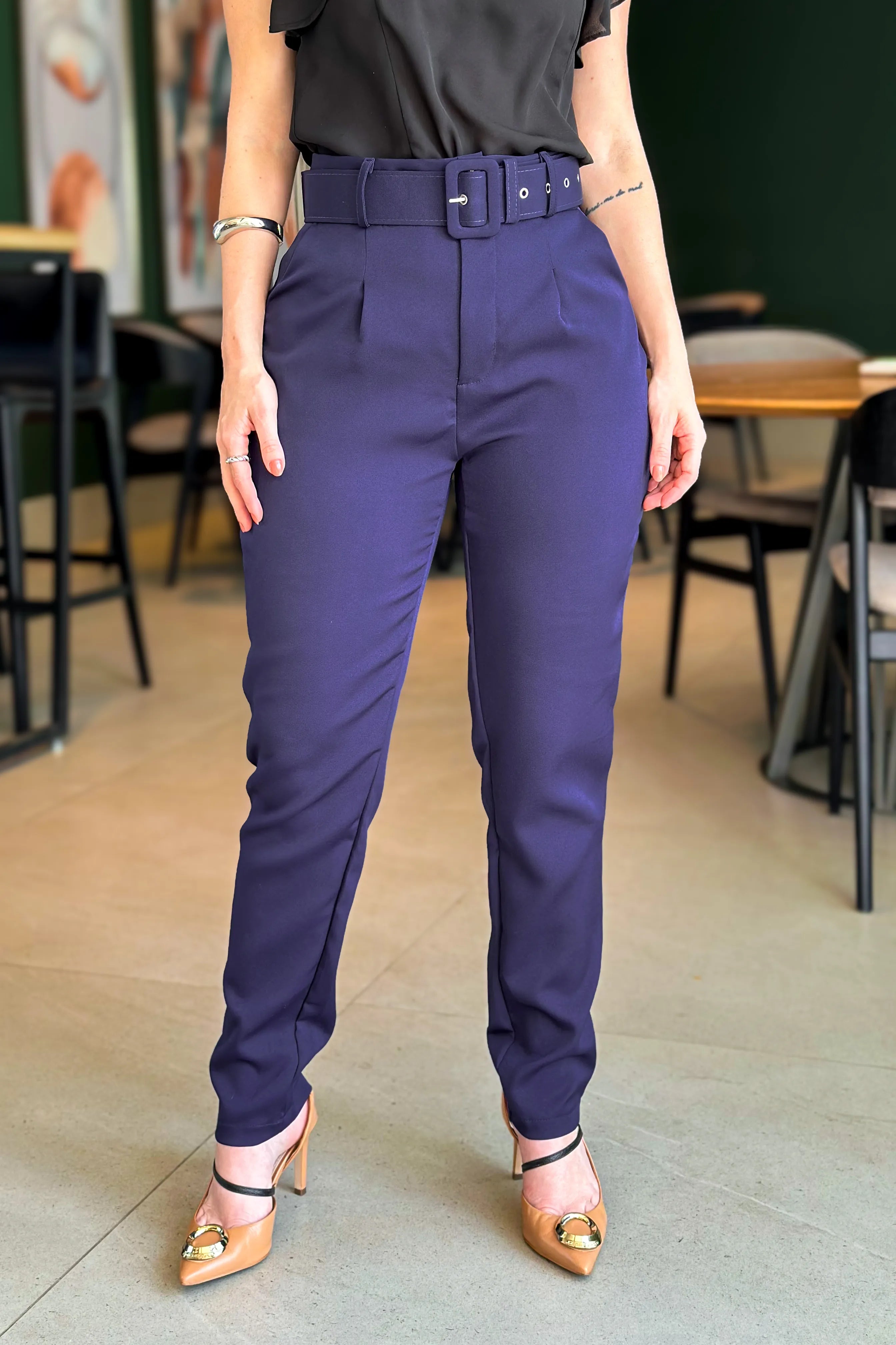 calça cenoura preta elegante