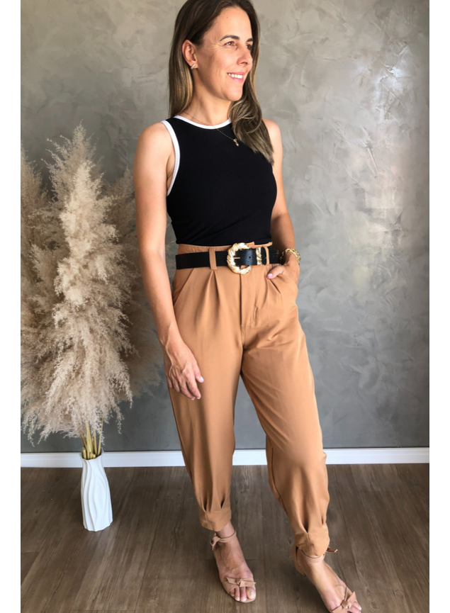 calça cenoura preta moderna