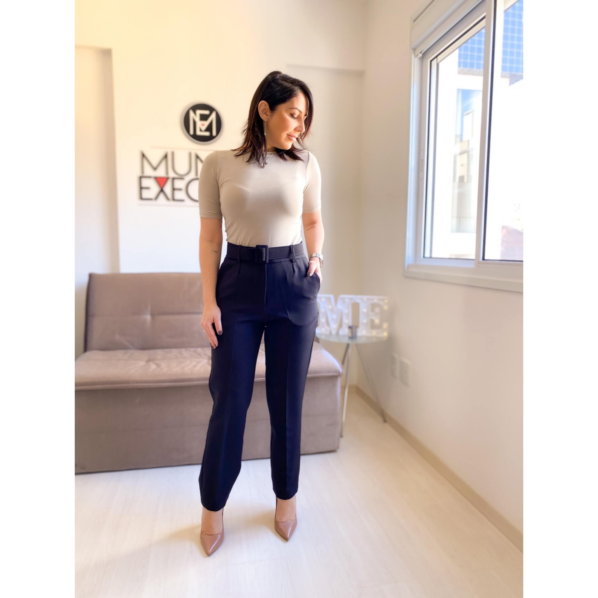 calça alfaiataria preta modelagem cenoura