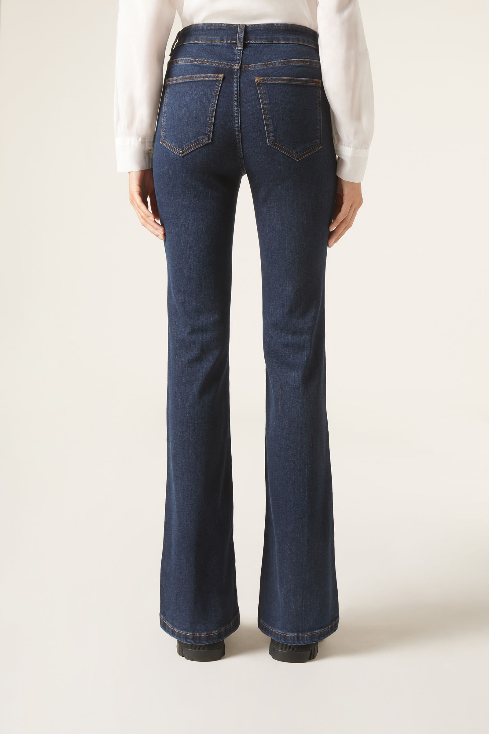 Calça de alfaiataria com friso