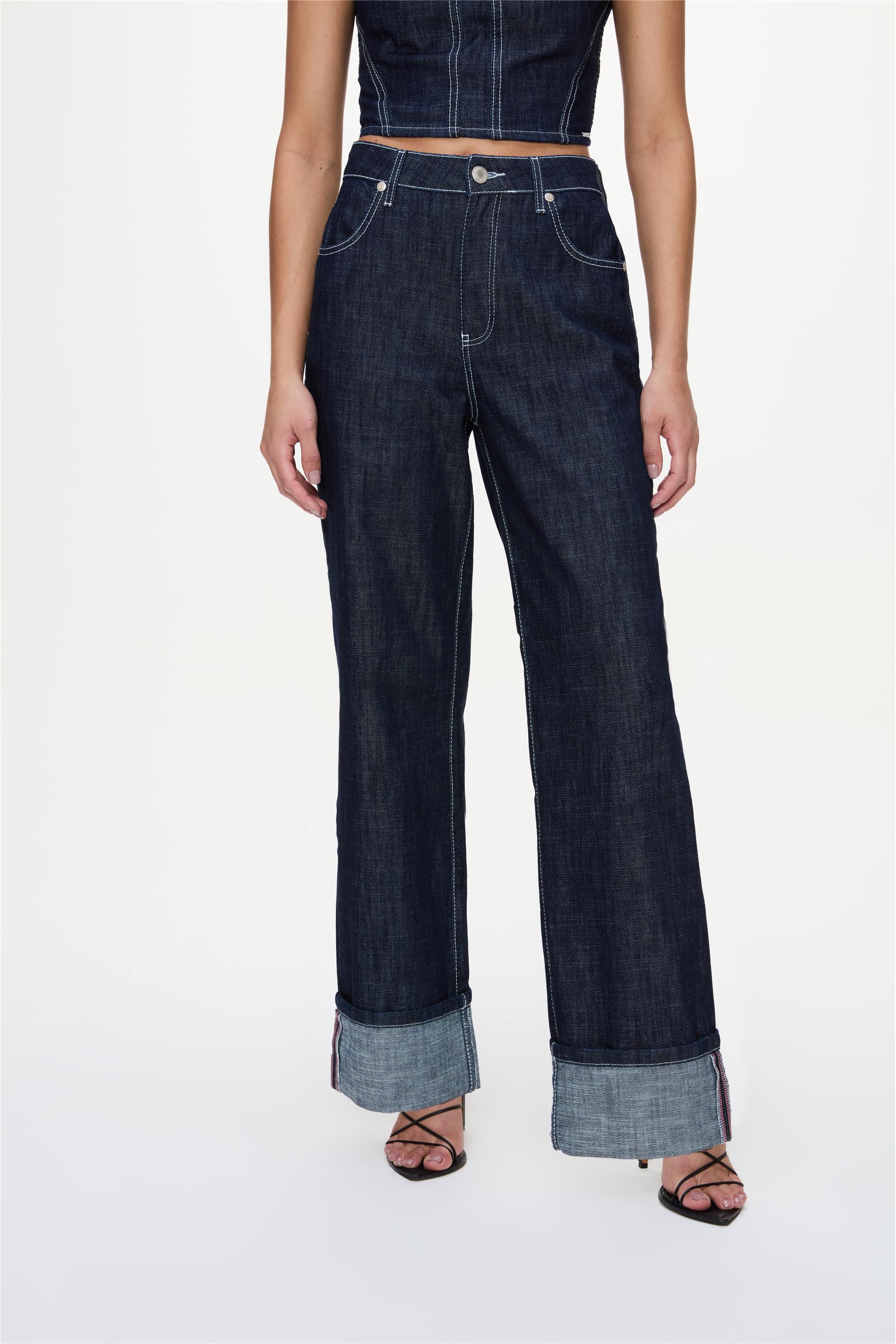 Calça de alfaiataria com friso