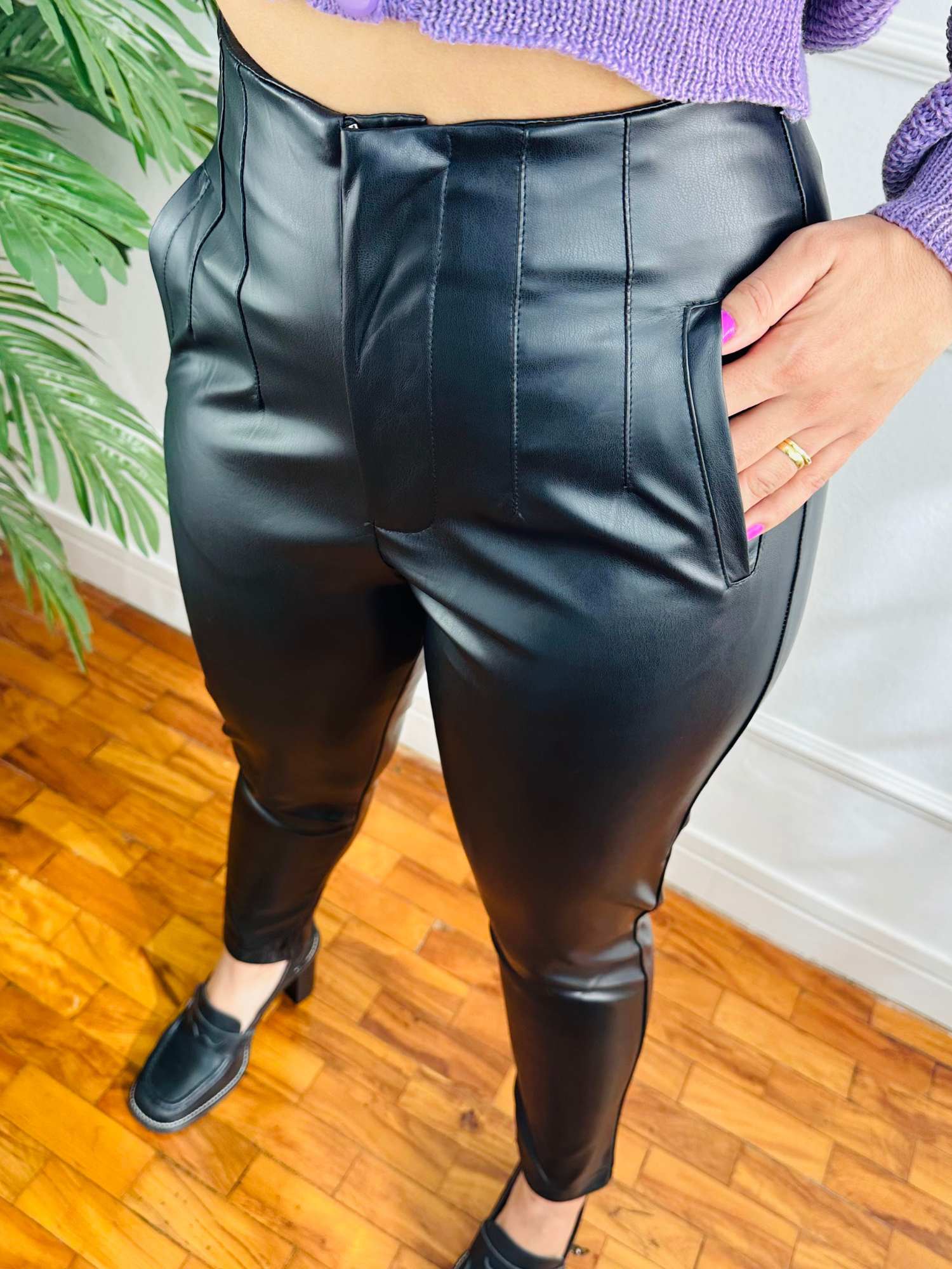 calça wide leg couro sintético zara