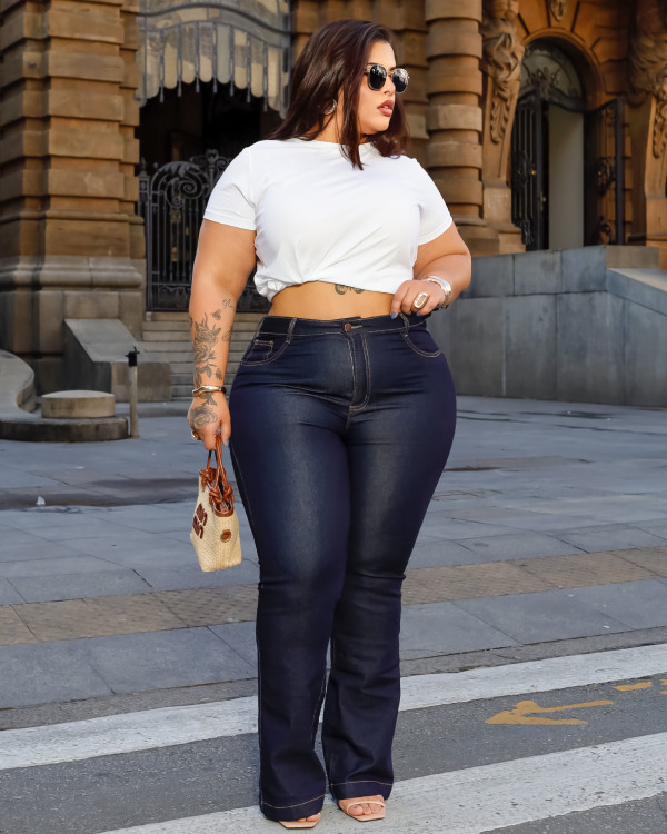 calça jeans flare plus size