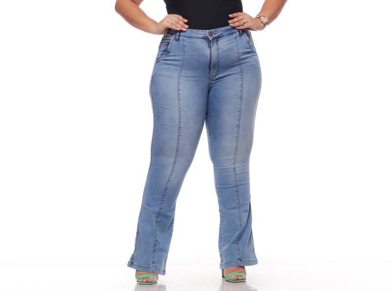 calça bootcut modelagem plus size