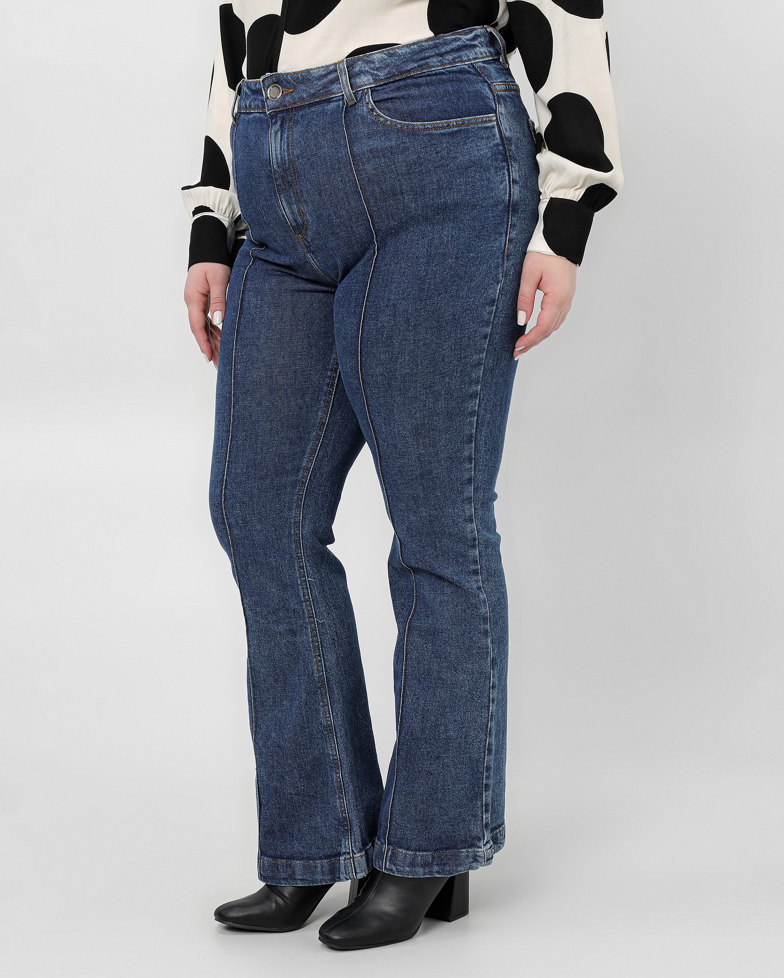 calça bootcut preta plus size