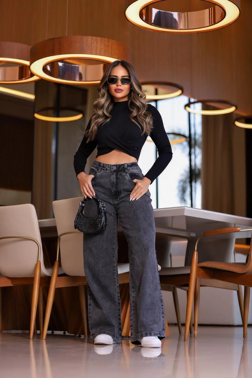 calça jeans flare escura
