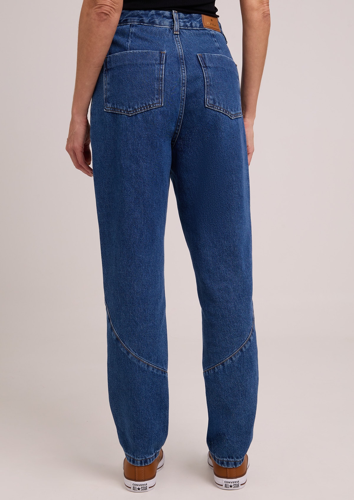 looks casuais com calça mom e all star