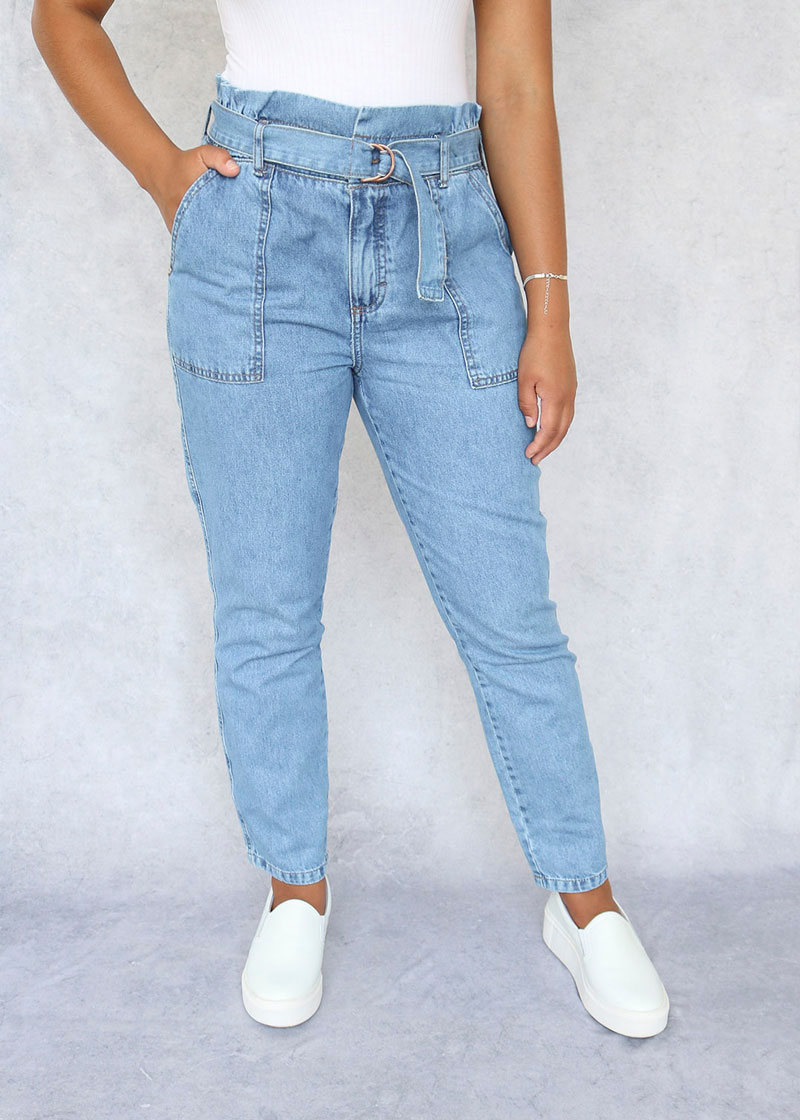 calça mom jeans com all star branco