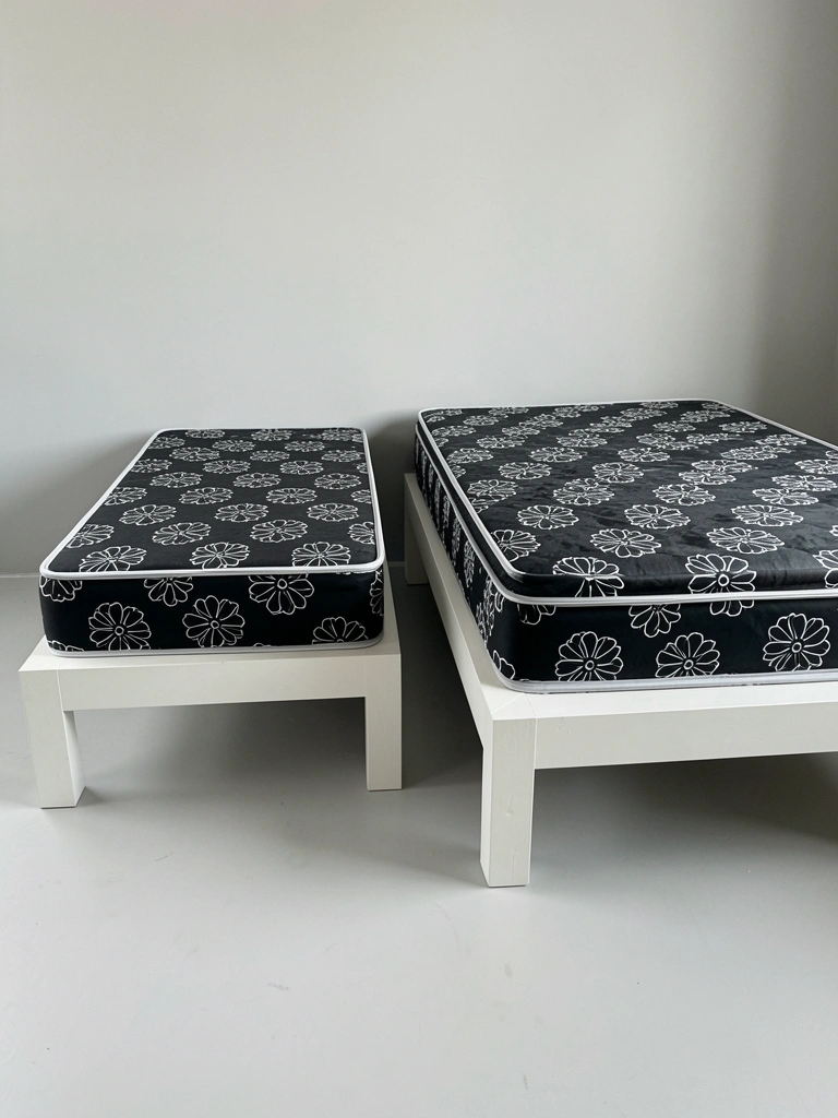 Cama box casal ao lado de uma cama king, destacando a diferença de tamanho.