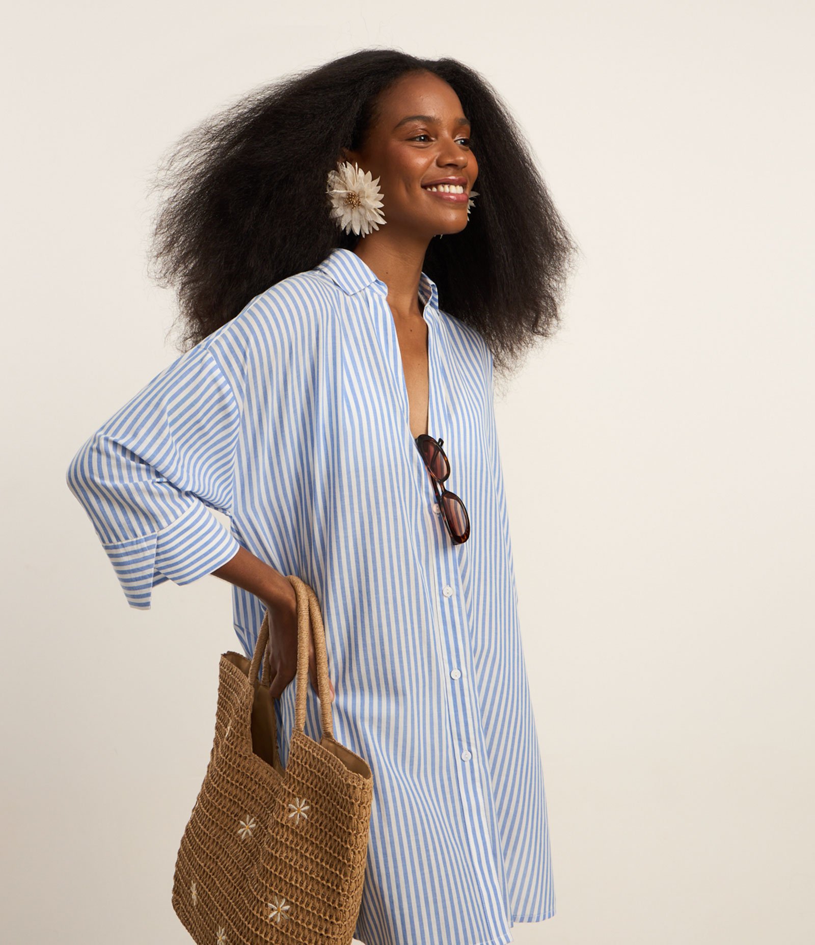 camisa oversized listrada azul e branca