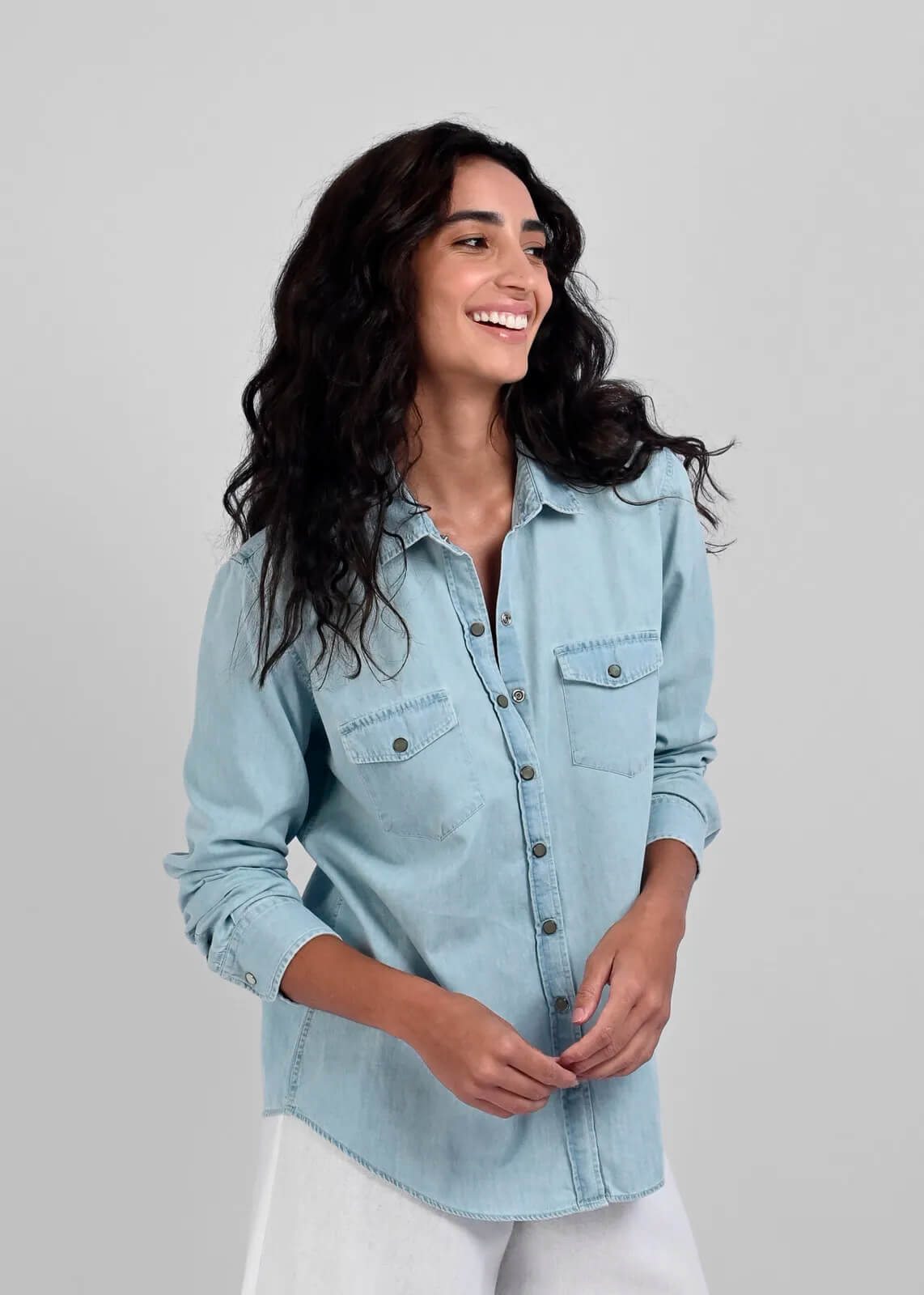 camisa jeans feminina cropped lavagem clara